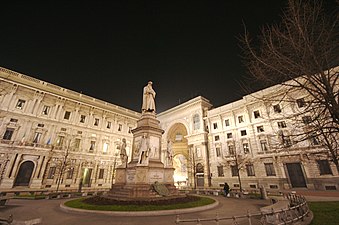 Monument to Leonardo in Piazza della Scala