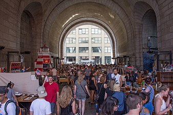 Trödelmarkt im Dumbo Archway unter der Manhattan Bridge (jeden Sonntag)