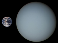 Größenvergleich zwischen Erde (links) und Uranus