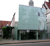 „Glaskubus“-Eingangsbau des Kunstmuseums neben dem Altbau des Bomann-Museums (2006)
