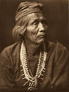 Navajo medicine man – Nesjaja Hatali, c. 1907[39]