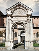 Remains of an enclosure that surrounded Saint-Sernin: a portal from the 1530s.