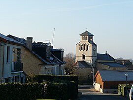 The church and surroundings in Chalagnac