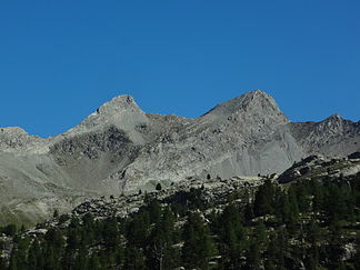 Gipfelansicht des Trois-Évêchés (2818 m) und des Dent des Évêchés (2771 m) aus Nordwesten.