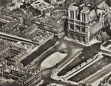Aerial photo of the parvis taken in 1944. For much of the 20th century, the parvis was a major thoroughfare for vehicles. The tram line is visible on the south side of the square.