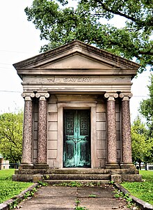 Steinernes Mausoleum mit vier ionischen Säulen und eine oxidierten Türe aus Kupfer oder Bronce und der Inschrift SAVERY darüber
