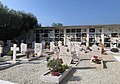 Der Dorffriedhof mit den, in Italien weit verbreiteten, Schiebegräbern