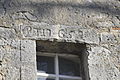 Inschrift über einem Kirchenfenster mit der Jahreszahl 1765