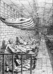 Eine Zeichnung eines großen Raumes mit Hängematten auf beiden Seiten, die an Deckenschrauben und darunter an Holzplattformen befestigt sind. Männer liegen sowohl auf als auch unter den Plattformen auf dem nackten Boden.