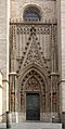 Flankierende Fialen an einem Wimperg (Portal von San Miguel, Sevilla)