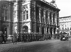 Soldaten des Bundesheeres vor der Wiener Staatsoper während des Februaraufstandes