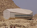 Das Bootsmuseum an der Südseite der Pyramide