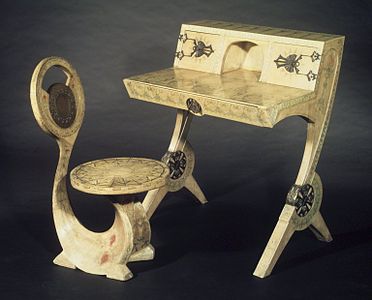 Cobra chair and desk by Carlo Bugatti (1902), in the Brooklyn Museum, New York City