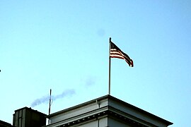 US-Flagge, langjährig markantes Erkennungszeichen auf dem Dach des sogenannten „Kleinen Weißen Hauses“ an der Alster (Foto: 2021)