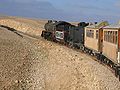 Dampflokomotive mit Wasserwagen bei der Fahrt durch die Wüste