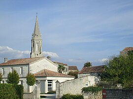 The church and surroundings in Tesson