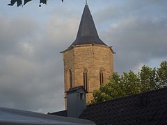 Der mächtige Kirchturm über den Dächern der Waiblinger Altstadt