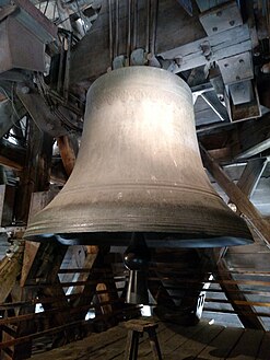 The bourdon Emmanuel, Notre-Dame's largest and oldest bell, cast in 1686[142]