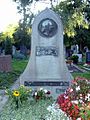 Das Grab von Eduard Mörike auf dem Pragfriedhof in Stuttgart, der Tondo auf dem Grabmal zeigt Mörike im Profil