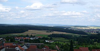 Blick über Burgholz bei Kirchhain zum bis 635,5 m hohen Knüll nebst Südausläufer Rimberg (591,8 m; rechts hinter den Windkraftanlagen)