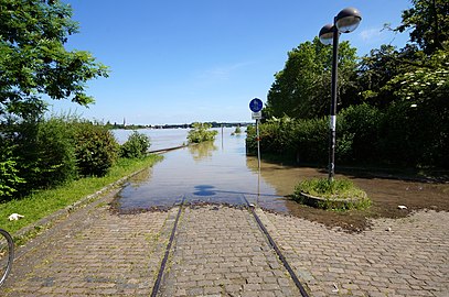 Überflutete Bahngleise am Zoll- und Binnenhafen Mainz während des Hochwassers in Mitteleuropa 2013