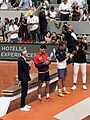 Siegerehrung French Open 2023 v.l.: Gilles Moretton; Novak Đoković, der älteste Sieger im Herren-Einzel der French Open, 11. Juni 2023; Casper Ruud, Finalist; den Pokal „Coupe des Mousquetaires“ überreichte Yannick Noah (63), der letzte französische Sieger der French Open 1983.