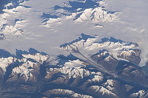 Satellitenaufnahme eines Abschnitts im Nordosten des Campo de Hielo Sur, in Bildmitte liegt der O'Higgins-Gletscher, einer der größeren Auslassgletscher. Im oberen Bildausschnitt befindet sich der Vulkan Lautaro.