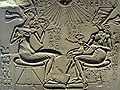 Altarbild mit königlicher Familie: Echnaton und Nofretete mit ihren Kindern. Amarna-Zeit, um 1350 v. Chr. (Berlin 14145)
