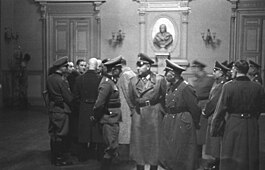 Bildmitte: Griese, rechts Felber; im Hintergrund links Oberg im Gespräch mit den französischen Offiziellen