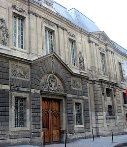 François Mansart kept the Renaissance portal of the Hôtel Carnavalet but built a classical façade above it (1661)