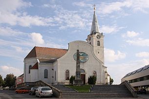 Die katholische Pfarrkirche „Zur Kreuzerhöhung“ im Ortszentrum