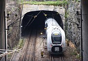 Nördliche Tunneleinfahrt mit Zug Richtung Süden