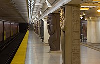 Museum, Toronto: Die postmoderne Pfeilergestaltung verweist auf das Royal Ontario Museum