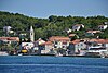 die Ortschaft und der Hafen Prvić Luka
