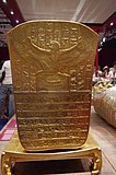 Tutanchamun Ausstellung mit Kopien des Grabschatzes, Isis mit ausgebreiteten Flügeln, außen am Fußende des Sargs, Paris 2012
