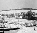 Blick auf Winterborn – im Vordergrund der Bahndamm der ehemaligen (1966 eingestellten) Kleinbahn Bielstein–Waldbröl (Winter 1956)