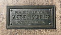 Widmung an der Sockel-Vorderseite des Goethe-Schiller-Denkmals