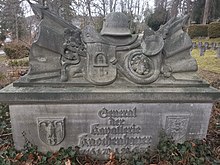 Grabmal des Generals Knochenhauer mit Symbolen der Kavallerie.