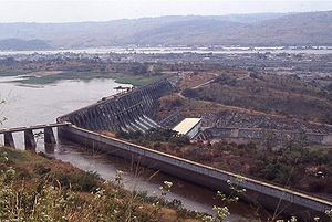 Staudamm Inga I mit abzweigendem Kanal zu Inga II