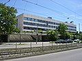 Die Dachauer Straße vor der Fakultät Maschinenbau, Fahrzeugtechnik, Flugzeugtechnik der FH München