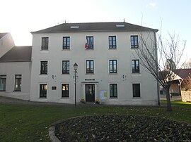 The town hall in Servon