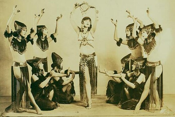 St Denis and Company in Ishtar of the Seven Gates. Photo by White Studio, 1920s. The dancers are Doris Humphrey, Louise Brooks, Jeordie Graham, Pauline Lawrence, Anne Douglas, Lenore Scheffer, Lenore Hardy, and Lenore Sadowska.