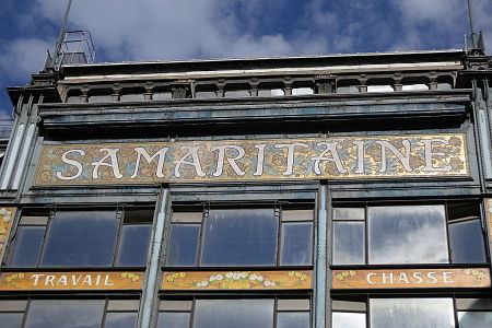A floral Art Nouveau sign by artist Eugène Grasset for the facade of La Samaritaine (1903–1907)