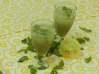 Aam Panna/Aam Jhora with mint leaves
