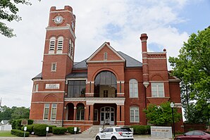 Dooly County Courthouse (2018). Das Courthouse entstand 1890 im Stile des Neuromanik. Es war das vierte Gerichts- und Verwaltungsgebäude in der Geschichte des County. Im September 1980 wurde das Bauwerk als zweites Objekt im County in das NRHP eingetragen.[1]