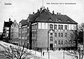 2. Gemeindeschule (Vordergrund) und Stein Oberrealschule (Hintergrund) 1913 in der Moltkestraße. Gesehen von der Moltkestraße Ecke Askanierring, dem ehemaligen Kriegs-Tor.