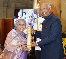 Vidya Vindu Singh receiving Padma Shri award from President Ram Nath Kovind