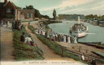 Arrival of the paddlesteamer "Queen Elizabeth" at Hampton Court 1911