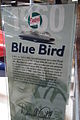Tafel mit Informationen zum Fahrzeug. Man beachte die falsche Schreibweise „Blue Bird“