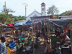 Markt und Kirche in Kalemie